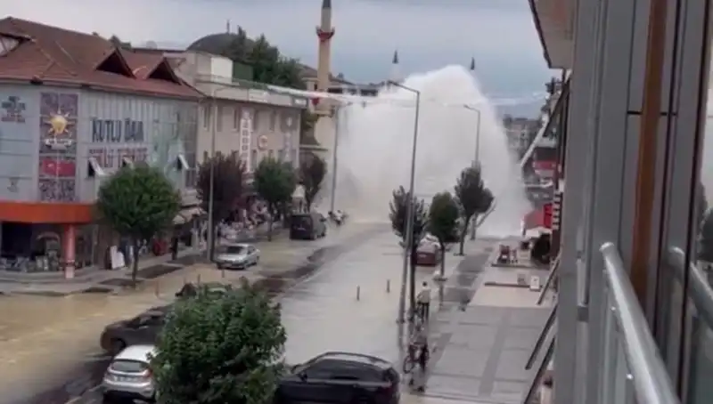 İçme Suyu Hattı Patladı: Şehrin Ortasında Su Fışkırdı
