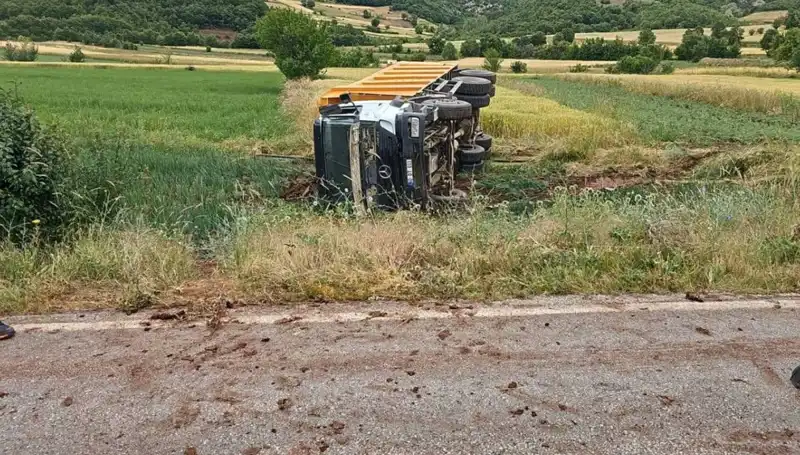 Tokat'ta Devrilen Kamyonun Şoförü Hayatını Kaybetti, Olayın Detayları Şoke Ediyor