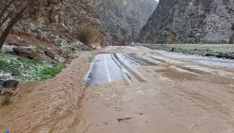 Tunceli'de Dolu ve Sağanak: Doğa Olayı Şehirde Hayatı Alt Üst Etti