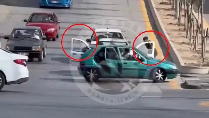 Trafikte Bıçaklı ve Kılıçlı Saldırı: Şok Edici Olay ve Gözaltı Süreci