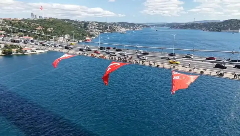 Türk Bayrağı, İğneyle Oya Gibi İşlenmiş Köprüye Asıldı