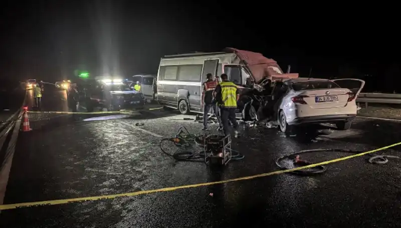 Ters Yolda Minibüse Çarpan Araç Alev Alev Yandı: 1 Ölü, 1 Yaralı