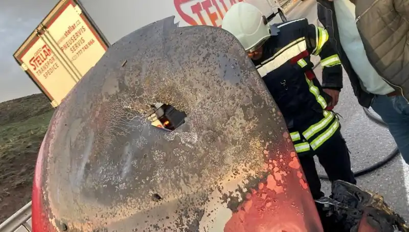 Seyir Halindeki Otomobil Alev Alev Yandı: Neden ve Sonrası