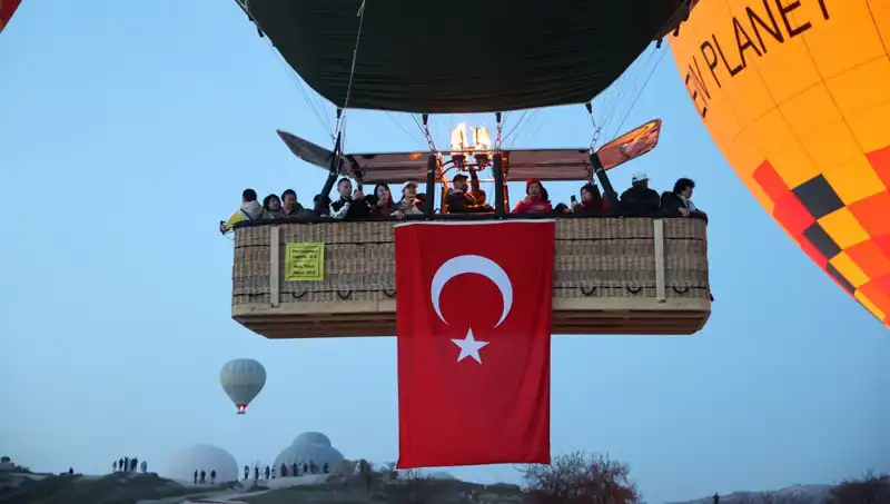 Kapadokya'da 23 Nisan Coşkusu: Balonlar Gökyüzünü Türk Bayrağıyla Donattı