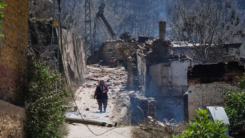 İzmir ve Bilecik'teki Yangınlar: 415 Bina Küle Döndü, Yaralar Sardı