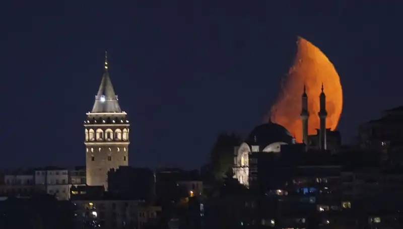 İstanbul'da Yarım Ay: Geceyi Aydınlatan Görsel Şölen