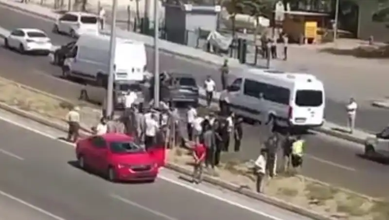 Yolun Karşısına Geçen Yayaya Otomobil Çarptı: Kaza Anının Detayları
