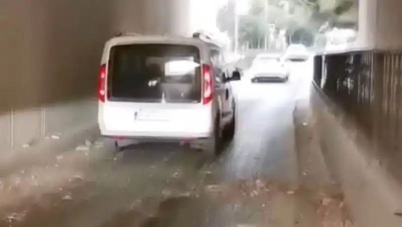 Trafikte Korku Dolu Anlar: Betondan Parçalar Araçların Üzerine Düştü