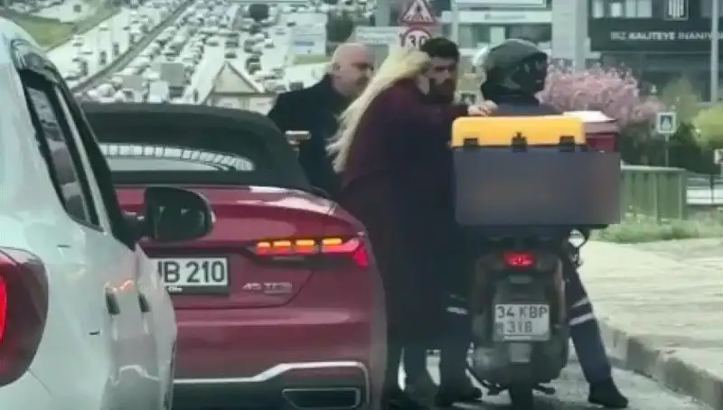 D-100'de Korkunç Olay: Motokuryeye Silah Çeken Şahıs Gözaltında!