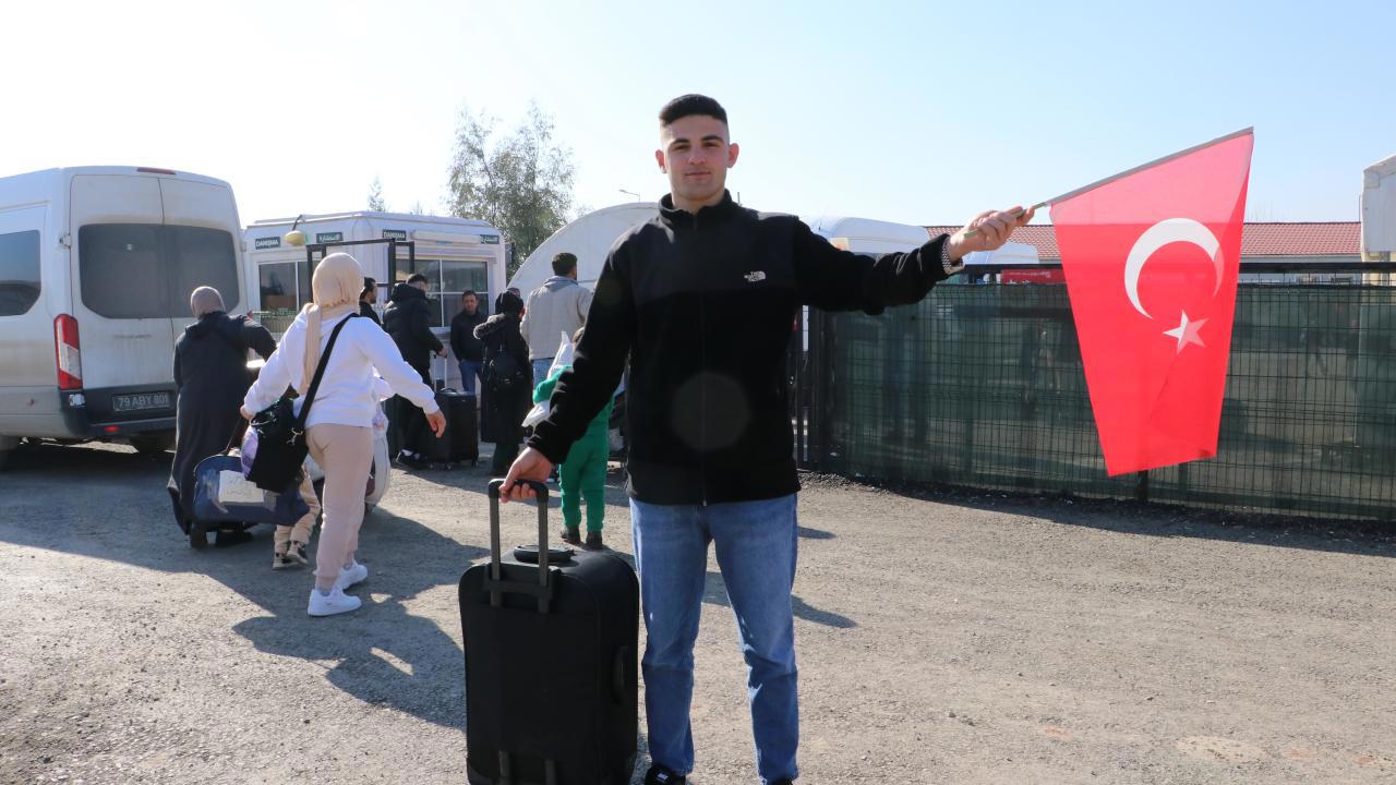 Suriye'ye Türk bayrağıyla dönen Abdulkadir'den gurur dolu açıklama