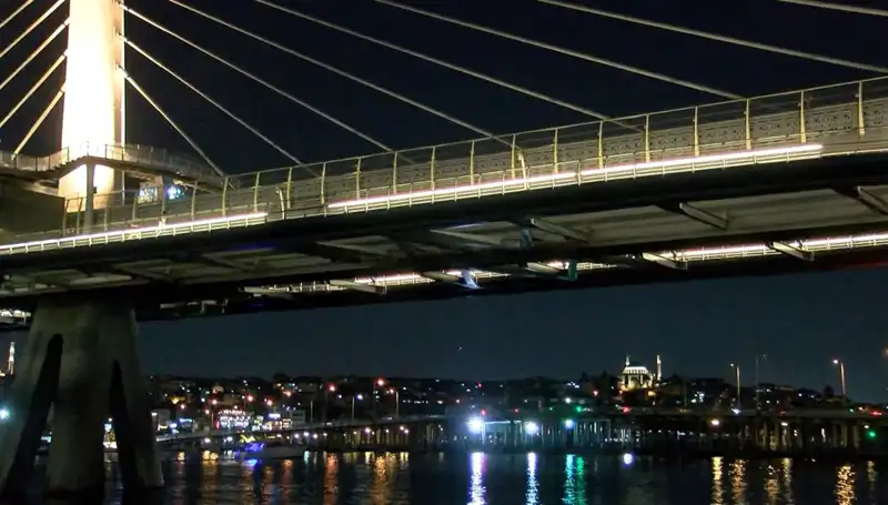 Metro Köprüsünden Denize Düşen Kişiyi Arama Çalışmaları Sürüyor