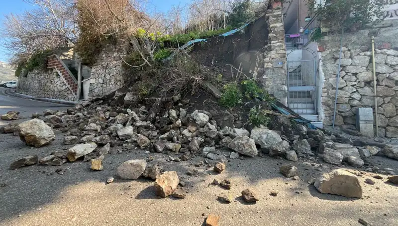 İstinat Duvarı Yolda Düşünce Kentte Panik: Gözyaşları ve korku dolu anlar