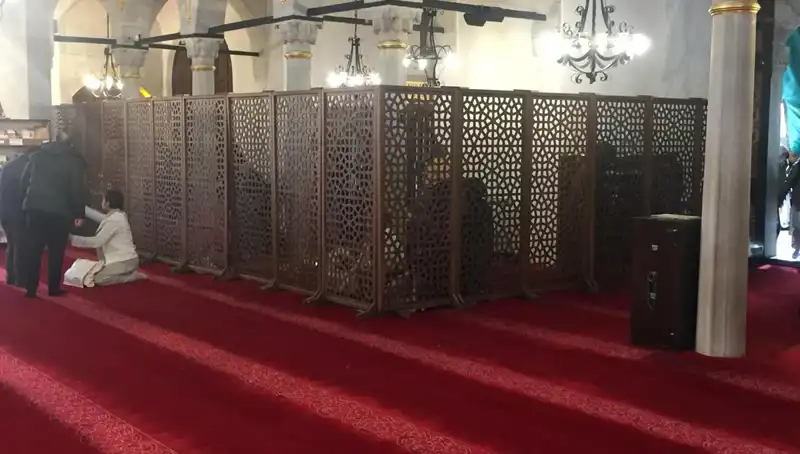 Kadın ve Erkeklerin Yan Yana Teravih Namazı Kılması: Gerçekler ve Tartışmalar