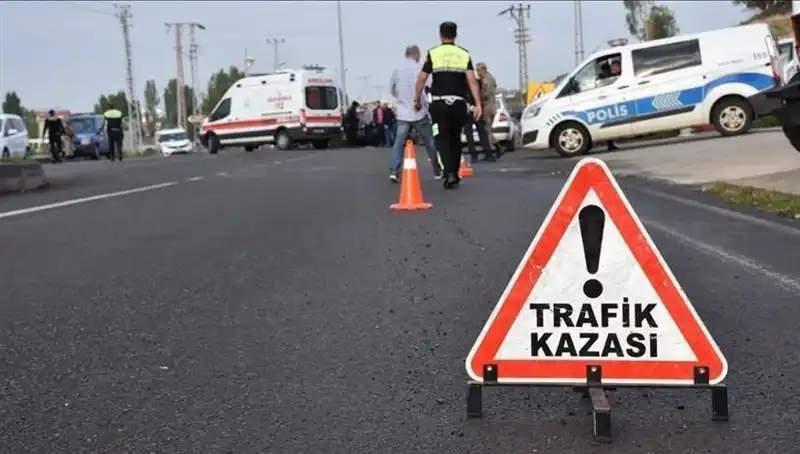 Antalya’da Otomobil Kanalda Devrildi, İki Yaralı Var