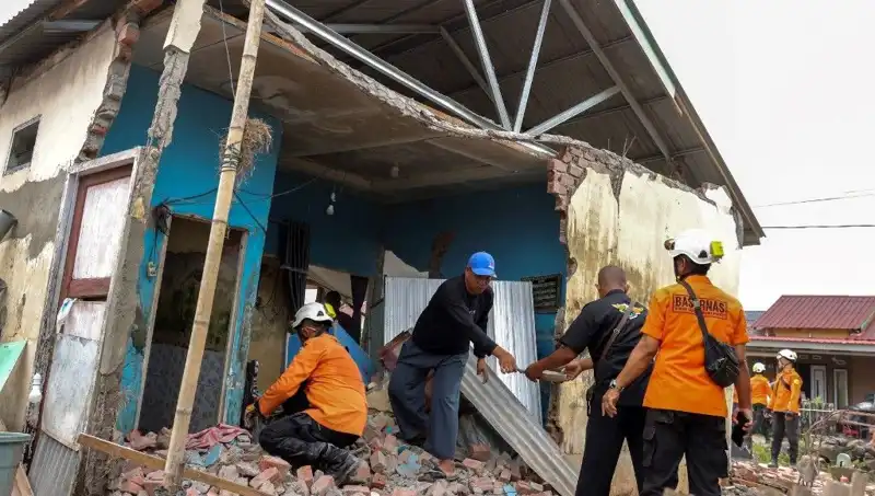 Endonezya'da 5,7 Büyüklüğünde Deprem: Sokaklar Sarsıldı, Evler Çöktü