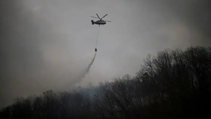 Güney Kore'de Yangın Söndürme Helikopteri Düştü: Feci Kaza ve Kaybın Perdesi