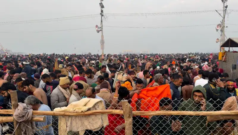 Hindistan'daki Dini Festivalde Yürekler Dağıldı: İzdihamda Altı Kişi Hayatını Kaybetti