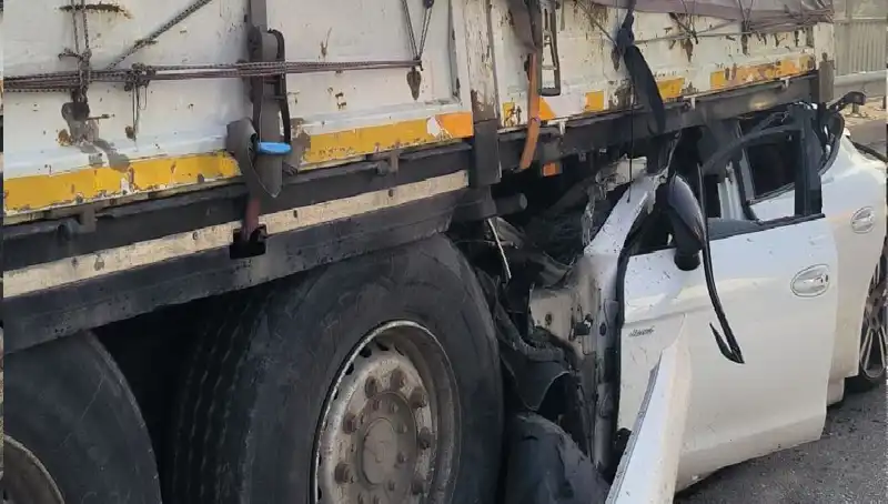 TIR'a Arkadan Ok Gibi Saplanan Şey Ne? Olayın Detayları Şaşkınlık Yarattı!