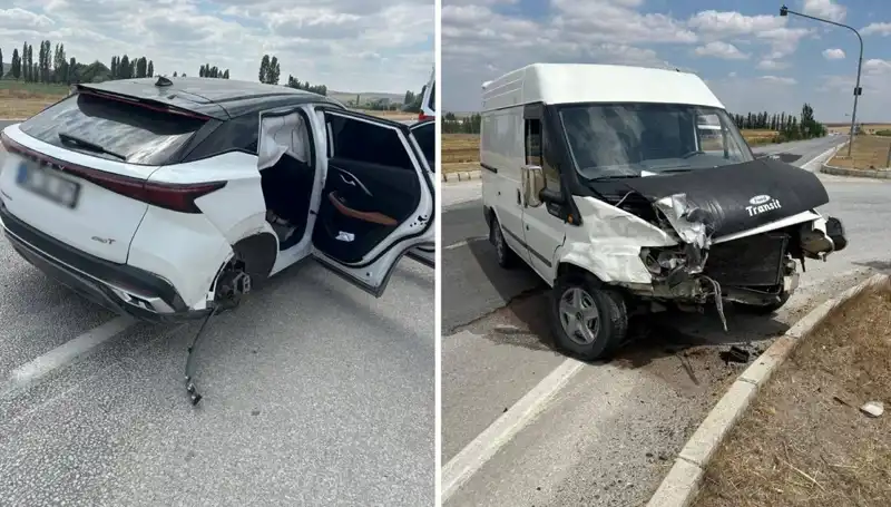 Çorum'da Feci Kaza: İki Araç Kafa Kafaya Çarpıştı!