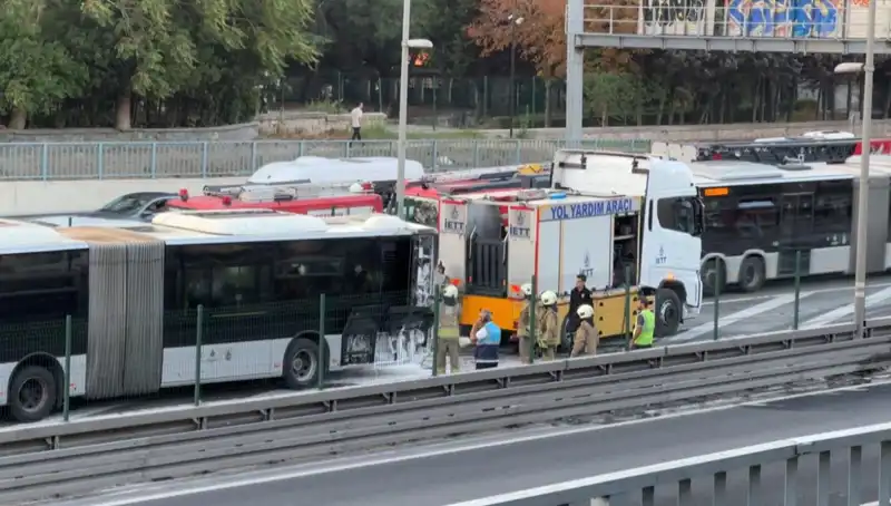 İstanbul Metrobüsünde Yangın: Yolcular Panik İçinde Tahliye Edildi