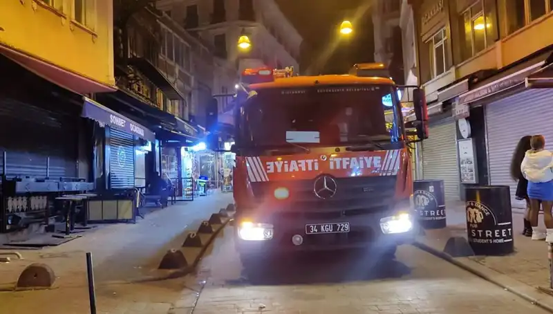Beyoğlu'nda Asansör Boşluğuna Düşen Müşteri Hayatını Kaybetmeden Kurtarıldı