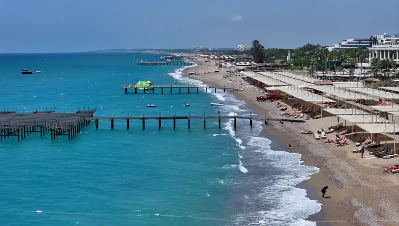 Antalya Sahillerinde Güneşli Hava Nisan’da Tatil Keyfini Zirveye Taşıyor