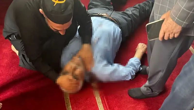 Camide Namaz Kılan Adam Bıçaklandı: Olayın Ardındaki Gerçekler